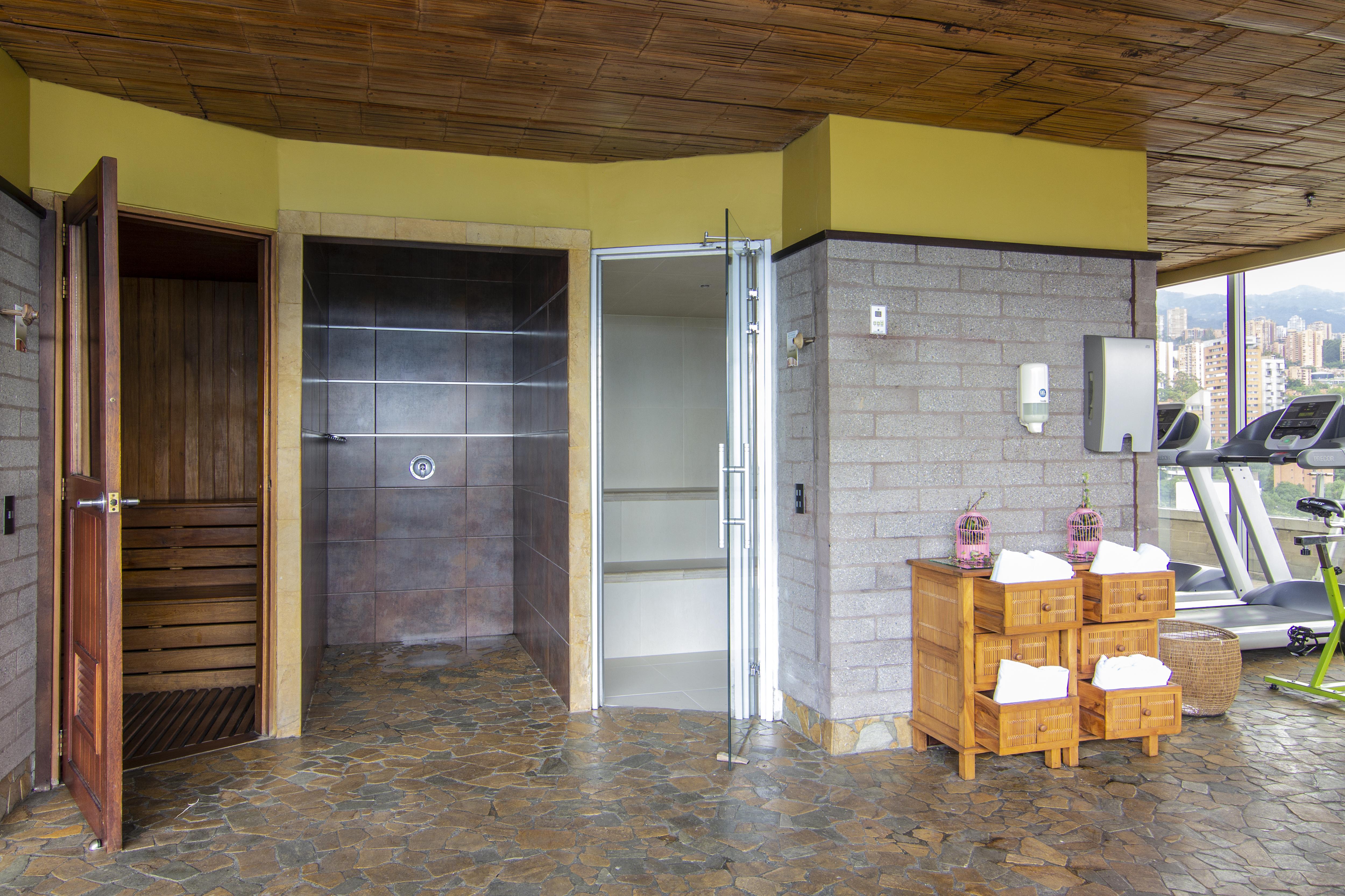 Diez Hotel Categoria Colombia Медельин Экстерьер фото A shower door