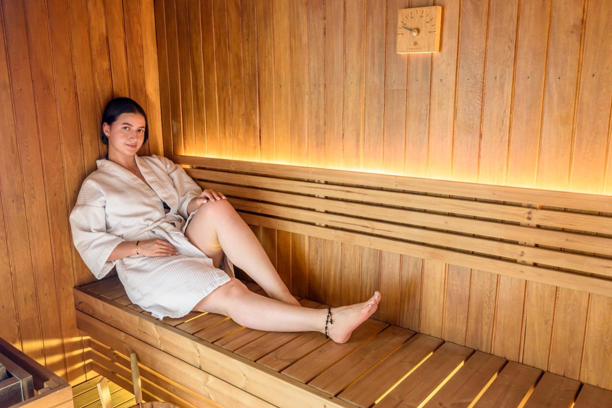 Diez Hotel Categoria Colombia Медельин Экстерьер фото A woman in a sauna