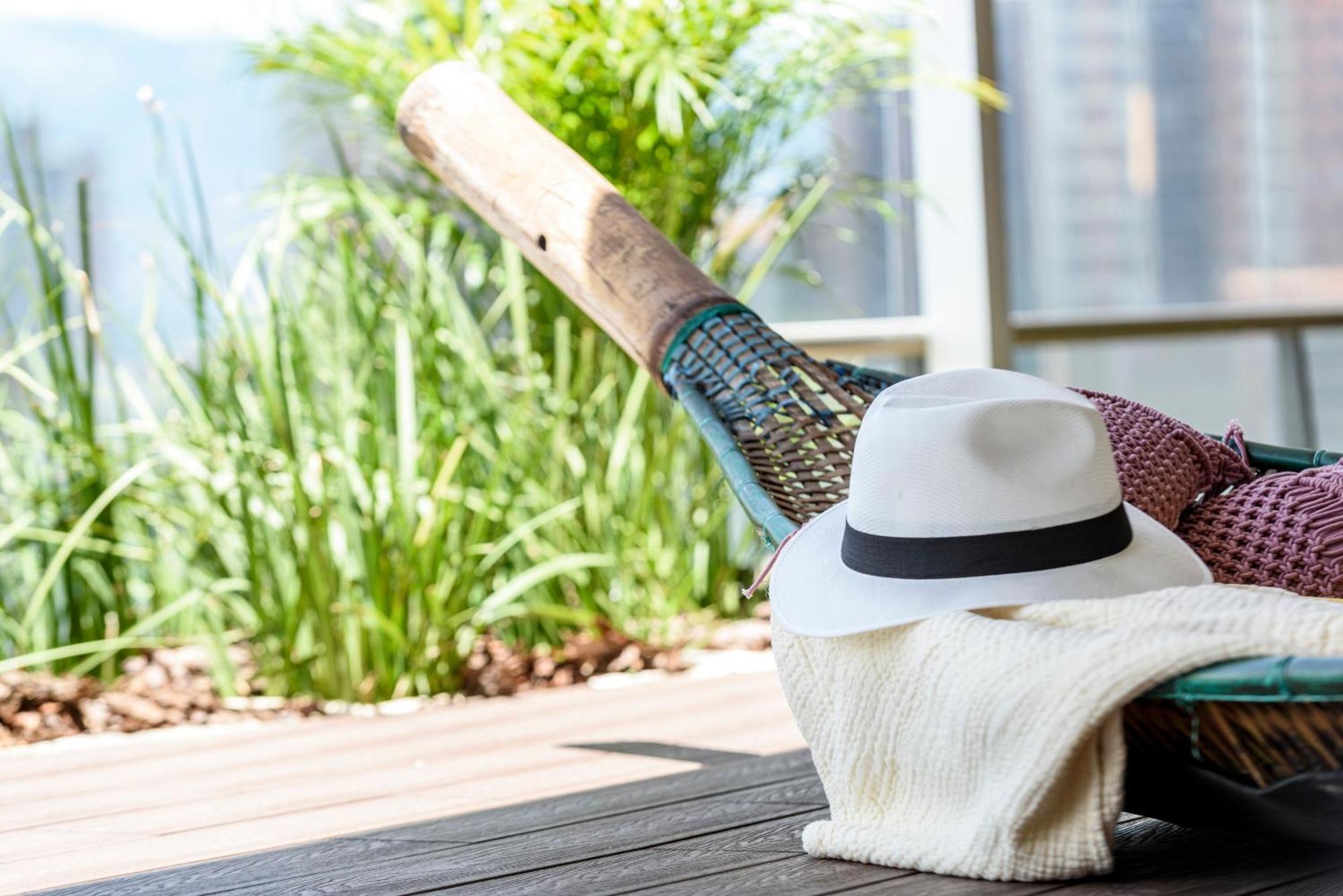Diez Hotel Categoria Colombia Медельин Экстерьер фото A white hat and a bamboo mat