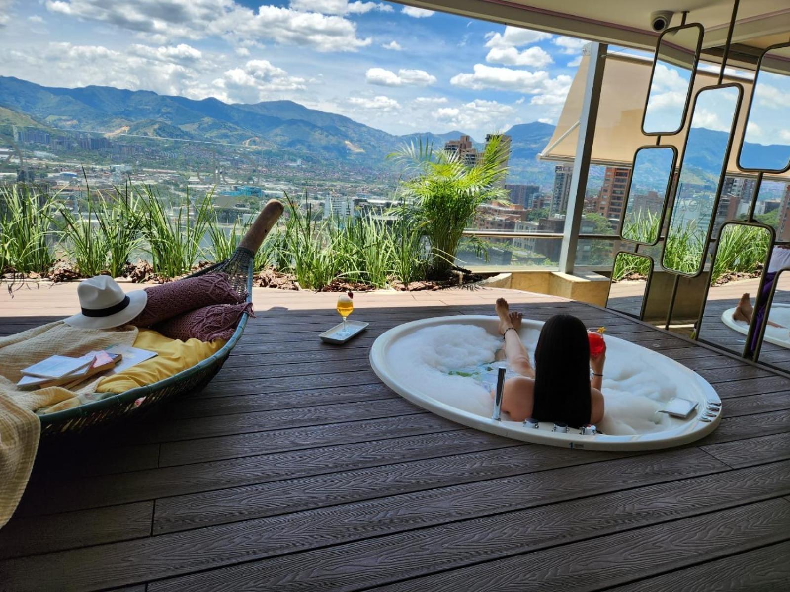 Diez Hotel Categoria Colombia Медельин Экстерьер фото A woman relaxing in a spa