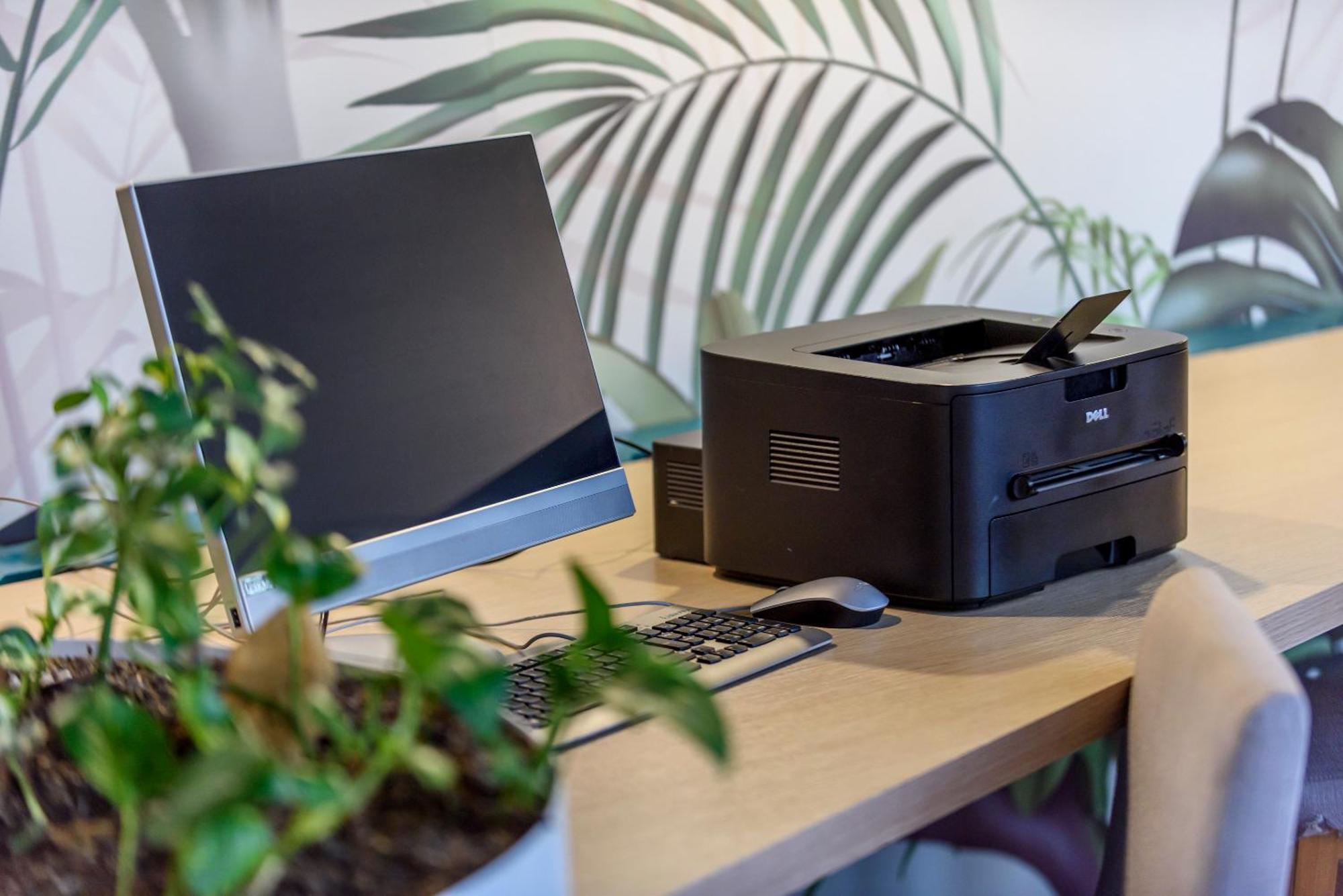 Diez Hotel Categoria Colombia Медельин Экстерьер фото A computer and printer