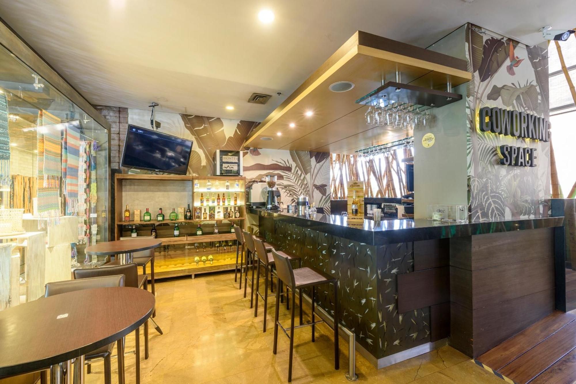 Diez Hotel Categoria Colombia Медельин Экстерьер фото The bar at the hotel