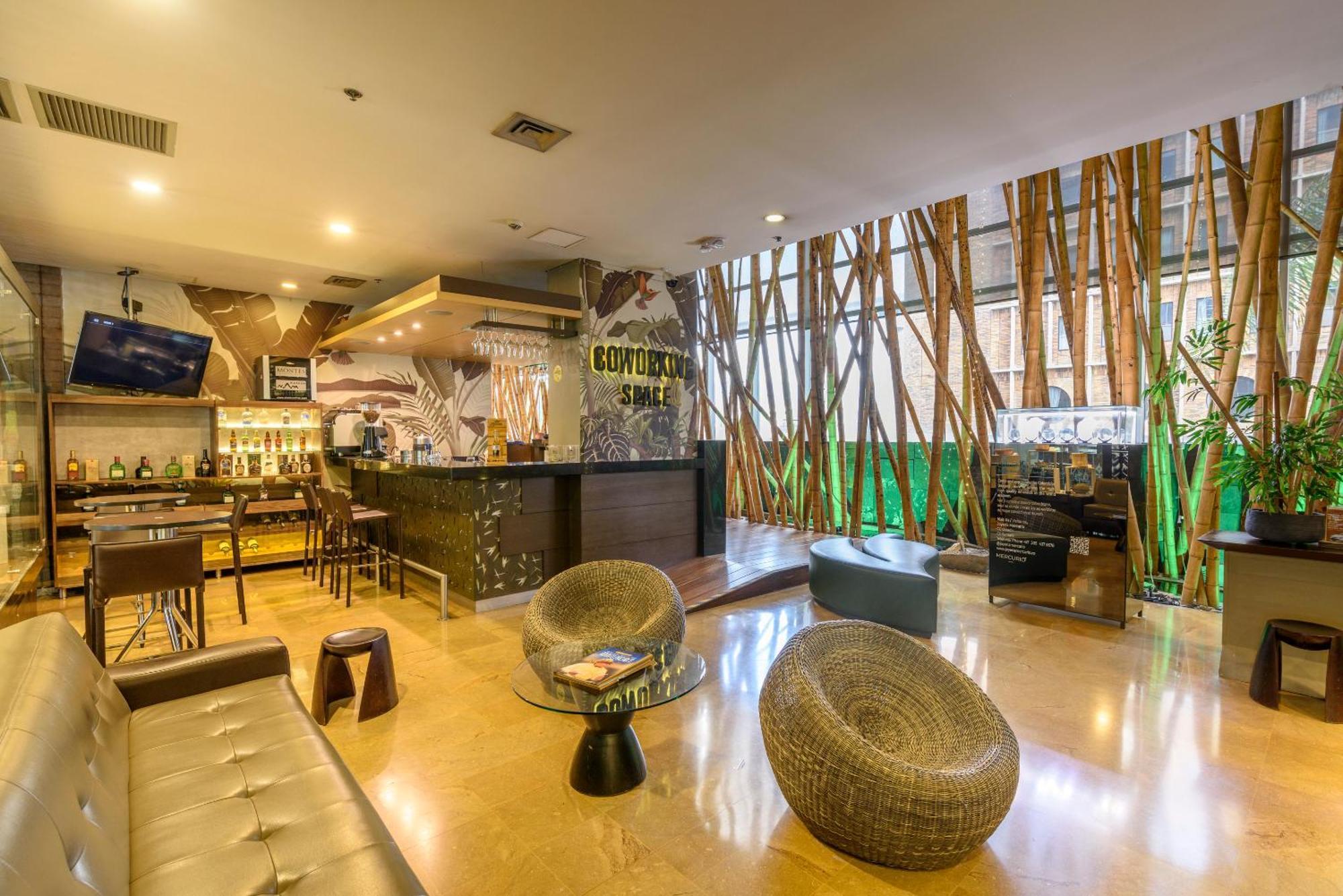 Diez Hotel Categoria Colombia Медельин Экстерьер фото The interior of the lounge