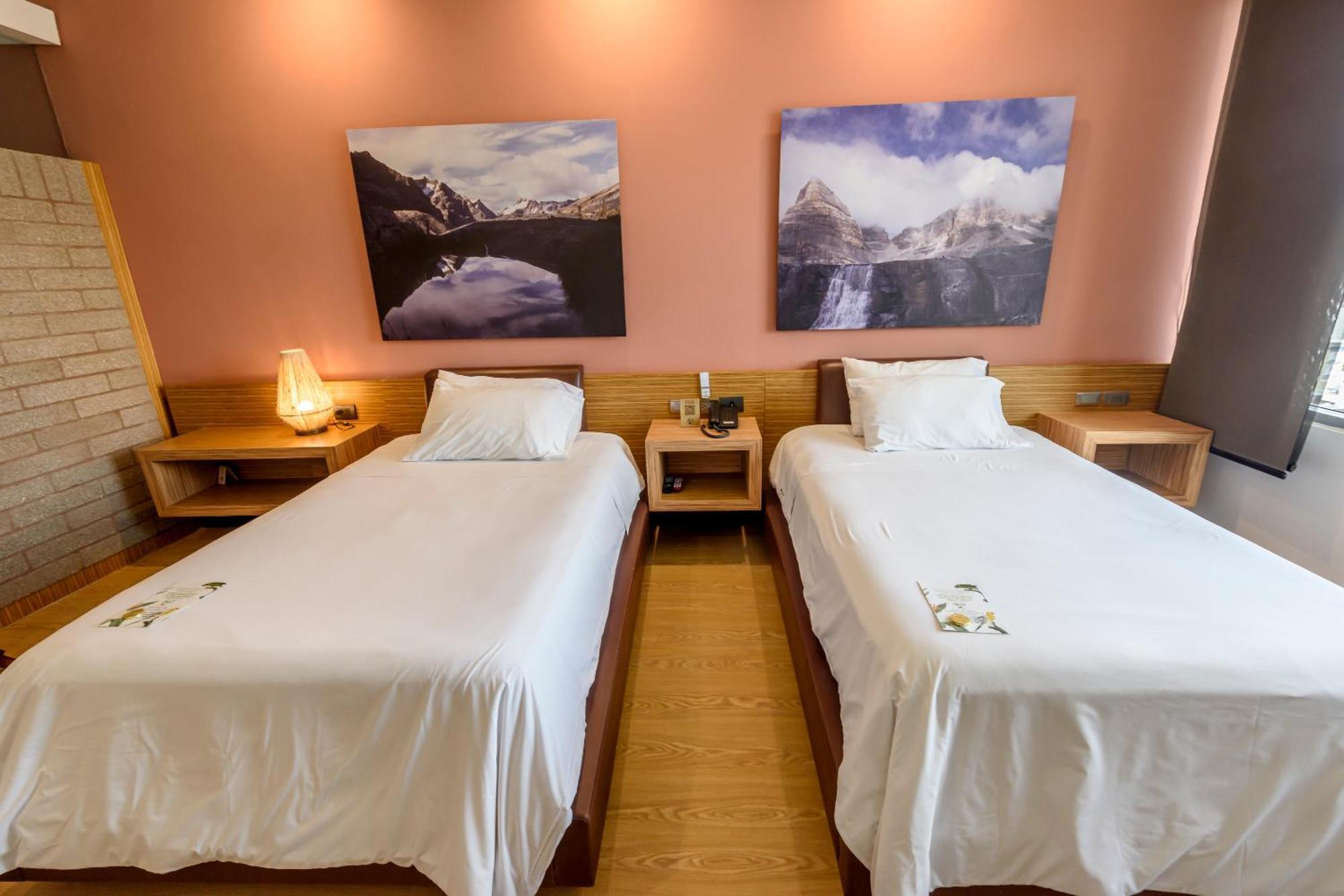 Diez Hotel Categoria Colombia Медельин Экстерьер фото A room at the hotel