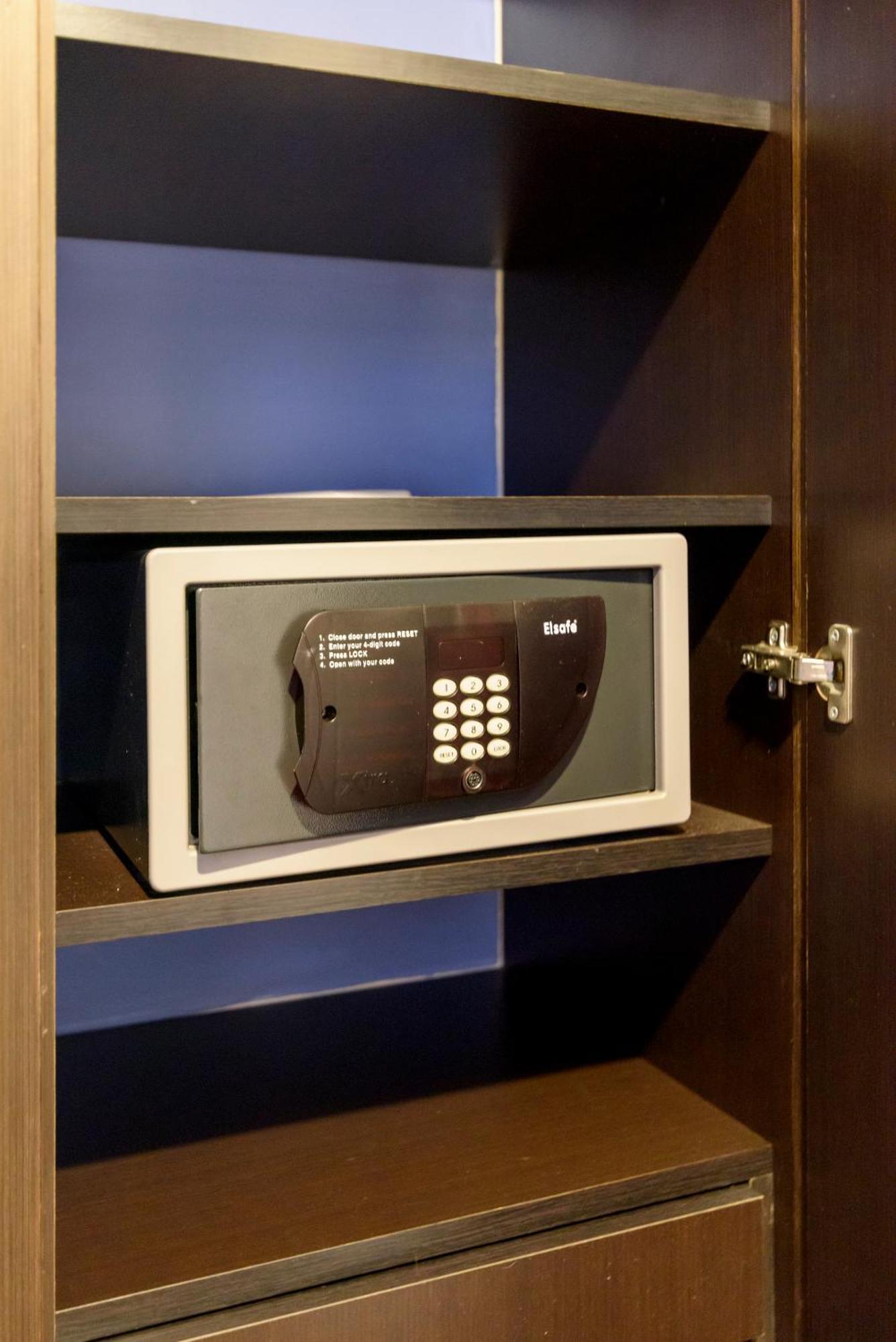 Diez Hotel Categoria Colombia Медельин Экстерьер фото A safe in a hotel room