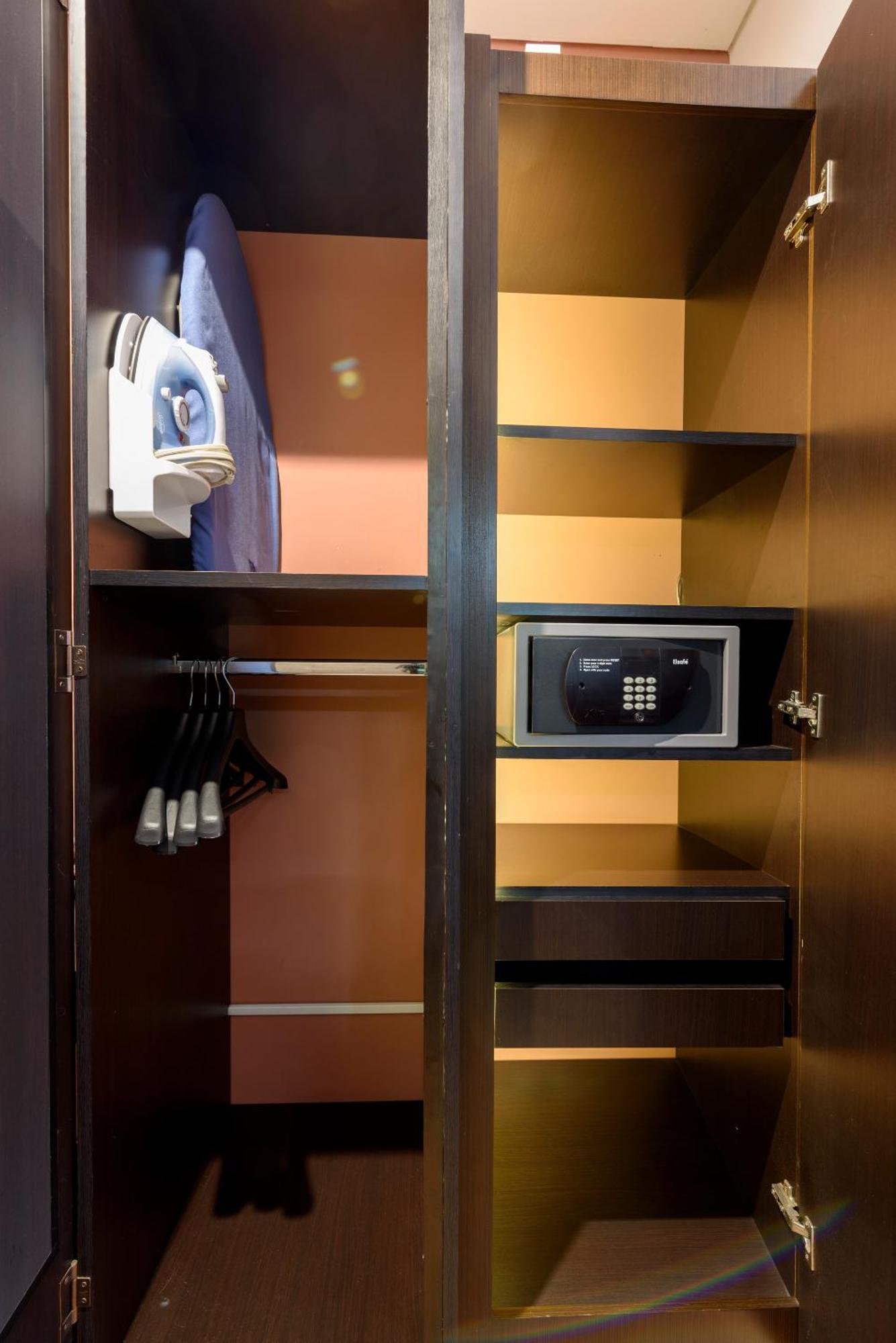 Diez Hotel Categoria Colombia Медельин Экстерьер фото A safe in a hotel room