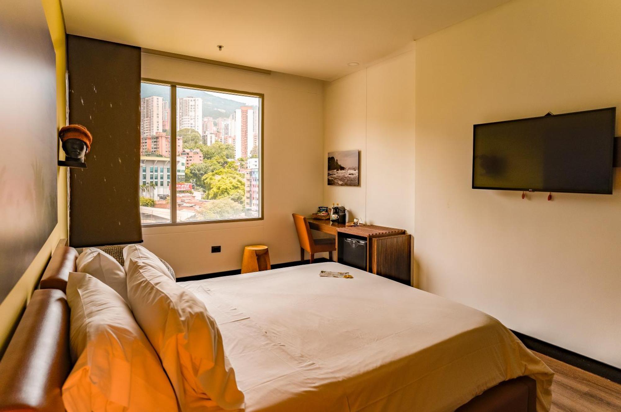 Diez Hotel Categoria Colombia Медельин Экстерьер фото A room at the hotel