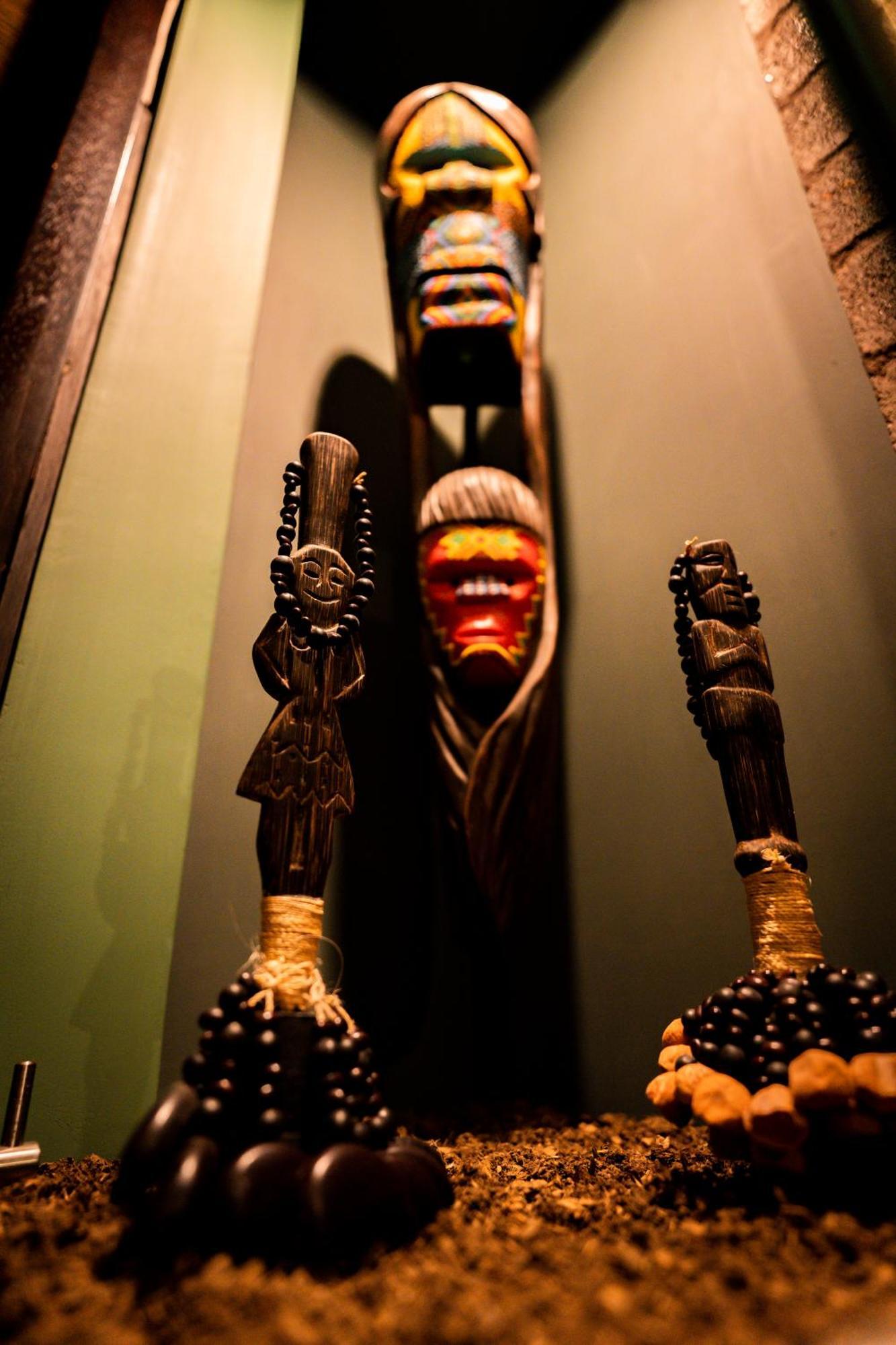 Diez Hotel Categoria Colombia Медельин Экстерьер фото A Voodoo priest